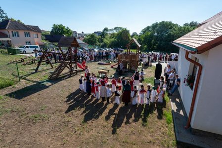 Dispută legată de noua grădiniţă din Huedin construită de Biserica Reformată cu sprijinul statului ungar - Reprezentant al bisericii: Pot veni şi copiii români, dar educaţia se va face în limba maghiară