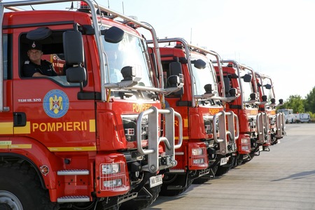 Prima misiune a modulului românesc de stins incendii, în Franţa - 19 pompieri cu 4 autospeciale au acţionat în zona Quartier Le Frayot, din Sud-Vestul Franţei - VIDEO
