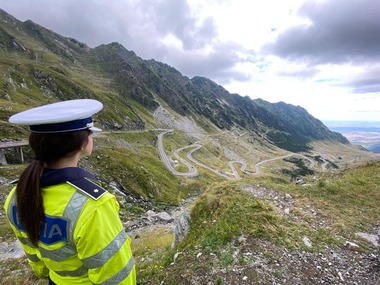 Aglomeraţie pe Transfăgărăşan / Unii şoferi au parcat pe carosabil, blocând circulaţia / Mesaj ironic al Poliţiei Sibiu - Din seria: mie să-mi fie bine, restul se descurcă - FOTO