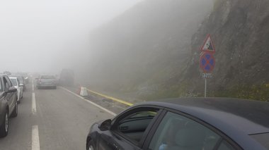 UPDATE - Poliţiştii au dat 34 de amenzi şoferilor care au blocat circulaţia pe Transfăgărăşan, pentru că au parcat neregulamentar / Condiţii dificile de trafic pe DN 7 C, duminică