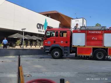 UPDATE - Mall din Constanţa, evacuat în urma unei alarme cu bombă/ Suspectul, un bărbat cunoscut cu afecţiuni psihice, a fost amendat/ Centrul comercial a fost redeschis - FOTO
