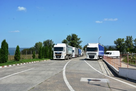 Botoşani: Aproape 200 de camioane aşteptau să intre în România prin PTF Stânca Costeşti/ Autorităţile au găsit o parcare unde să staţioneze camioanele, iar personalul DSVSA din punctul de frontieră va lucra şi în timpul nopţii