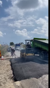 Suceava: Un tronson de drum plin de gropi a fost asfaltat pe banii localnicilor - VIDEO
