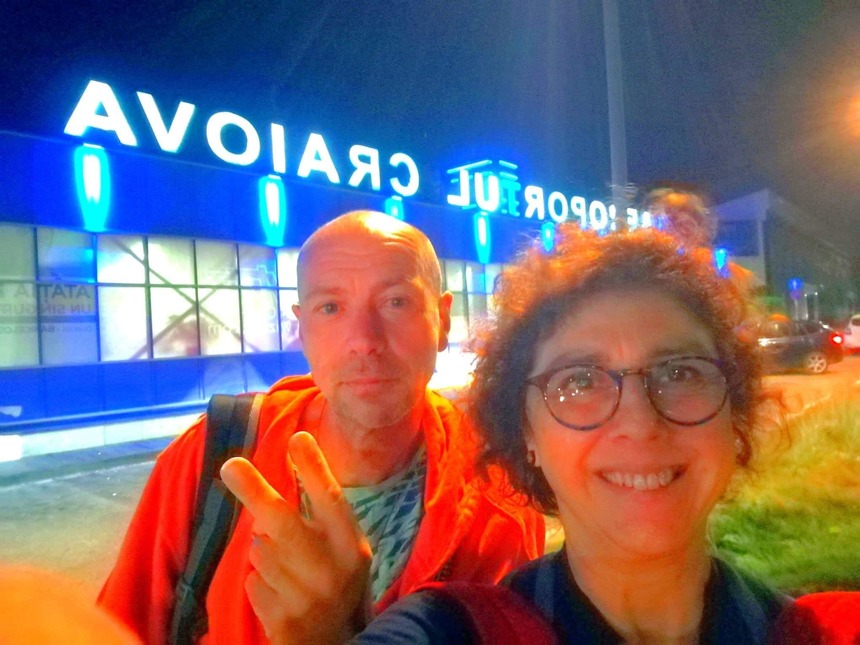 Aeroportul Craiova i-a contactat pe italienii care au aterizat din greşeală la Craiova, în loc de Cracovia, pentru a le transforma experienta în România într-una de neuitat: Vacanţa noastră merge foarte bine, descoperim o ţară frumoasă!