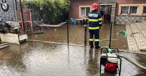 Intervenţii ale pompierilor, în urma furtunilor care au afectat mai multe zone / Pe Transfăgărăşan au căzut copaci, în Dâmboviţa au fost zone inundate