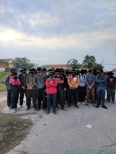 Timişoara: Peste 80 de migranţi, depistaţi în clădirea dezafectată a fabricii Elba - FOTO
