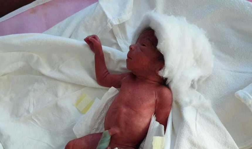 Un bebeluş de 500 de grame, născut prematur la Spitalul Hârşova, transferat la Spitalul Judeţean Constanţa/ El este vioi, iar medicii sunt încrezători în şansele sale 