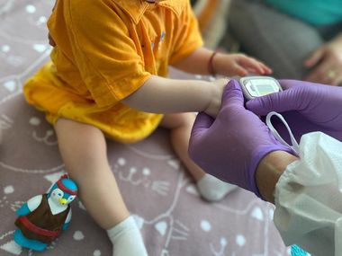 Tratamente la domiciliu pentru copii bolnavi de cancer din Capitală şi şase judeţe, asigurate de medici de la Institutul Oncologic Bucureşti cu sprijinul unei asociaţii
