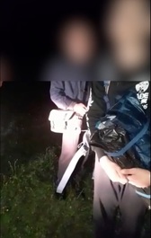 Argeş: Doi ucraineni, care au campat într-o zonă de munte, au fost coborâţi de jandarmii montani, din cauza pericolului animalelor sălbatice - VIDEO 