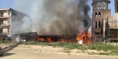 Incendiu la o biserică din Constanţa - 11 apartamente din blocul alăturat au fost afectate de incendiu