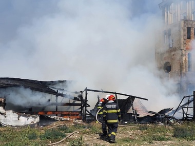 Constanţa -  ISU, despre biserica distrusă de flăcări: A solicitat un aviz de securitate la incendiu pentru lăcaşul de cult, cu regimul de înălţime S + P +2e, construit din zidărie/ În teren erau anexe din lemn, cu regim de înălţime parter 
