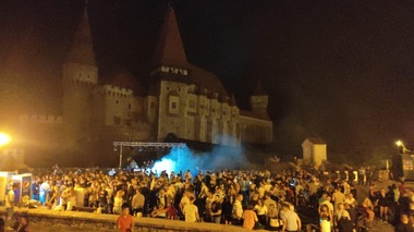 Primăria Hunedoara reduce iluminatul pe timp de noapte din cauza crizei energetice/ Becurile vor fi oprite total la Castelul Corvinilor şi la alte instituţii