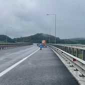 UPDATE - Restricţii de trafic pe Autostrada Sibiu - Deva, la Sălişte, din cauza unei gropi apărute în carosabil / Mai multe maşini, avariate în zonă / Alte două tronsoane, vizate de restricţii similare