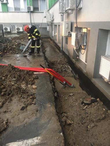Constanţa - Intervenţii pentru îndepărtarea efectelor ploilor torenţiale: La Spitalul de Boli Infecţioase se îndepărtează moloz care ameninţa să ajungă în subsol / Solicitări pentru scoaterea apei din nouă garsoniere şi din subsolul unei biserici 