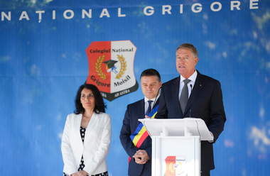 UPDATE - Iohannis, către elevi: Vă încurajez să nu alegeţi mereu calea cea uşoară, dar să încercaţi să o căutaţi pe cea corectă. Să nu vă temeţi de competiţia justă şi să nu deveniţi niciodată tributari lucrurilor obţinute facil! - FOTO, VIDEO