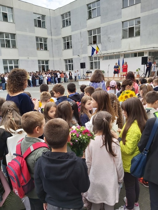Prima zi de şcoală, descrisă de părinţi şi de copii