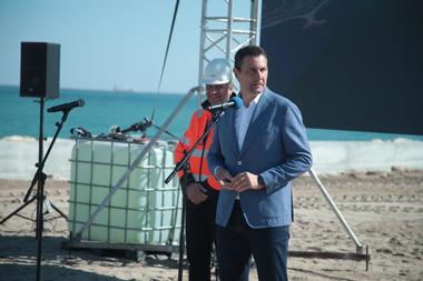 UPDATE - Ministrul Mediului, la începerea lucrărilor de înnisipare din Eforie Sud: Este o investiţie pe termen lung, zeci de ani turiştii vor putea folosi aceste plaje/ În 12 săptămâni ar trebui să terminăm/ Investiţia, peste 600 milioane de lei - FOTO