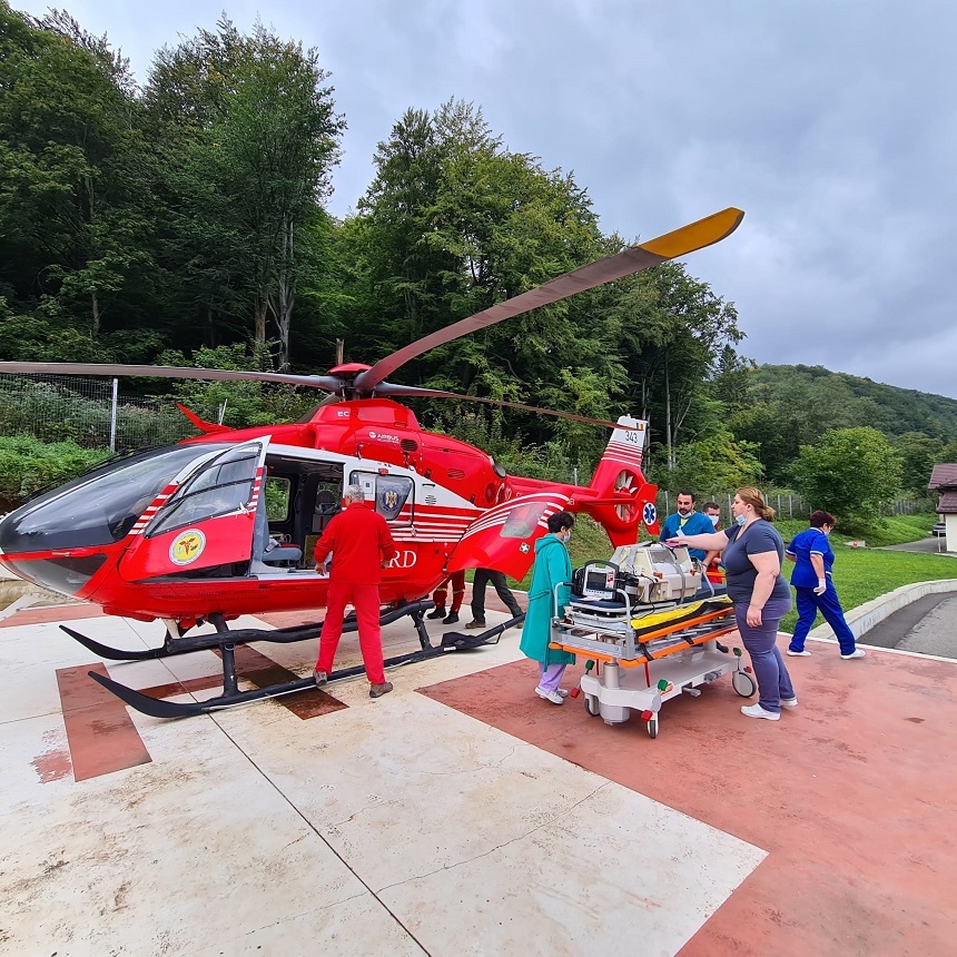 UPDATE - Copil născut cu intestinele în afara abdomenului, la Sinaia, preluat de elicopterul SMURD pentru a fi dus la un spital din Capitală / Medic: E o malformaţie care apare la 1 din 5.000 de nou-născuţi / Momentul operaţiei, decis după evaluare- FOTO
