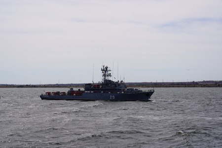 Dragorul maritim 29, afectat de explozia unei mine de război, a acostat, în siguranţă, în portul militar Constanţa / Cei 75 de membri ai echipajului s-au întors acasă/ Nava urmează a fi reparată
