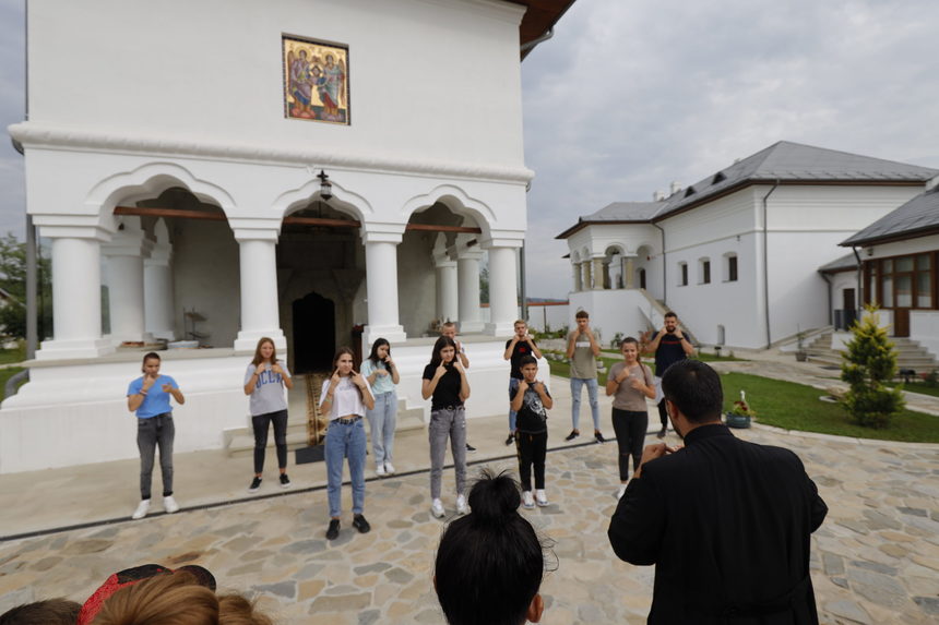 Peste 100 de copii, elevi ai Liceului Tehnologic Special pentru Copii cu Deficienţe Auditive Buzău, în vizită la mai multe monumente istorice de patrimoniu de pe teritoriul Geoparcului UNESCO Ţinutul Buzăului - FOTO / VIDEO