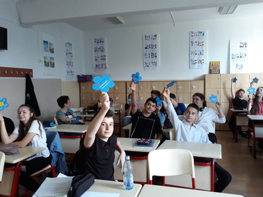 Salvaţi Copiii România condamnă eliminarea bursei de merit pentru copiii de clasa a V-a şi solicită restabilirea dreptului la educaţie pentru cei vulnerabili