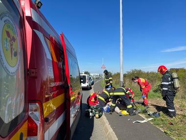 Sibiu: Un muncitor care verifica o conductă de gaz, găsit inconştient într-un canal / Trei trecători care au încercat să-l ajute au avut şi ei nevoie de îngrijiri medicale 