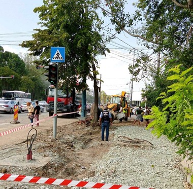 Două firme de construcţii care fac lucrări pentru Primăria Constanţa au fost amendate de Garda de Mediu cu 40.000 de lei/ Spaţiile de lucru nu erau umezite şi măturate, iar arborii erau afectaţi de lucrări - FOTO