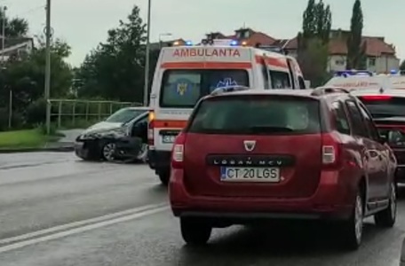 Constanţa: O ambulanţă aflată în misiune a fost implicată într-un accident / Două persoane au fost rănite - VIDEO