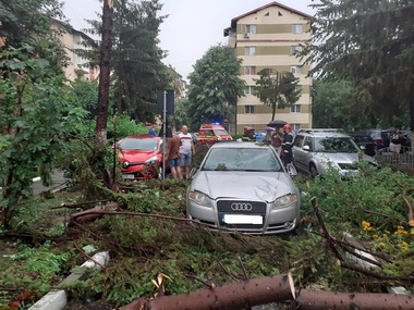 Olt: Intervenţii ale pompierilor pentru îndepărtarea unor elemente de construcţie desprinse de la acoperişul unui bloc şi a doi copaci căzuţi pe carosabil / Nu au fost persoane rănite 