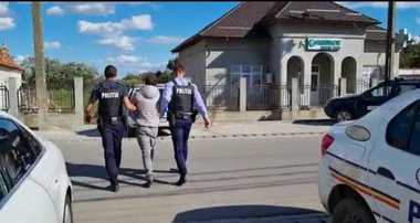 Dolj: Un bărbat a fost reţinut după ce a intrat în locuinţa unui bătrân, l-a bătut şi i-a furat peste 11.000 de lei / Agresorul a fost găsit de poliţişti într-un bar - VIDEO
