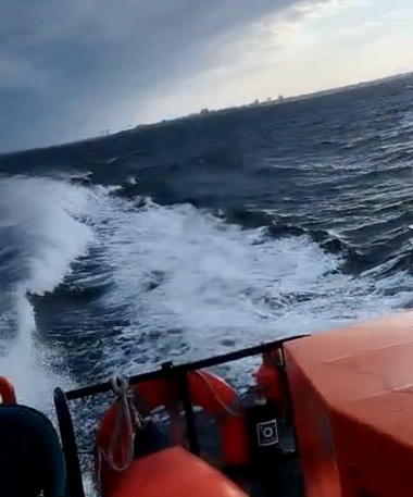 Un bărbat care practica kitesurfing în Marea Neagră, în Costineşti, a fost dat dispărut / El a fost căutat câteva ore fără rezultat - VIDEO 