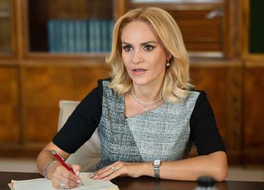 Gabriela Firea: Fiecare familie care pleacă la muncă în străinătate va trebui să anunţe autoritatea locală în grija cui lasă copilul şi care este persoana responsabilă să aibă grijă de acel copil

 