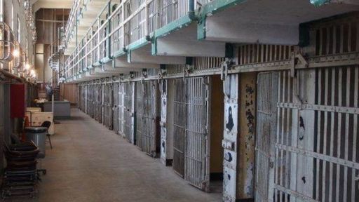 Sindicaliştii din penitenciare reclamă condiţiile de muncă: În unele unităţi, ca în Evul Mediu / Unii directori, interesaţi doar să nu uite PIN-ul de la cardul de salariu 