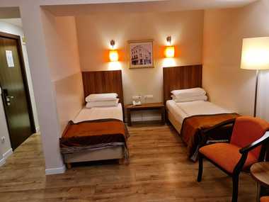 ANPC anunţă că Hotelul Ambasador din Bucureşti a remediat toate deficienţele spaţiilor de cazare/Au fost renovate camerele, au fost înlocuite perdelele şi protecţiile de saltea şi igienizate cabinele de duş şi toaletele - FOTO, VIDEO