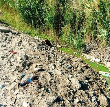 Constanţa: Resturi din construcţii şi demolări, găsite pe malul Bălţii Tuzla, zonă aflată într-o arie protejată/ Garda de Mediu a făcut sesizare penală pentru identificarea persoanelor care au aruncat acele deşeuri - FOTO