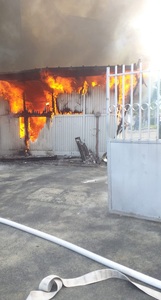 Hunedoara: Incendiu la un chioşc din incinta unei şcoli din Haţeg/ Aproximativ 400 de elevi şi 25 de cadre didactice, evacuaţi - FOTO,VIDEO
