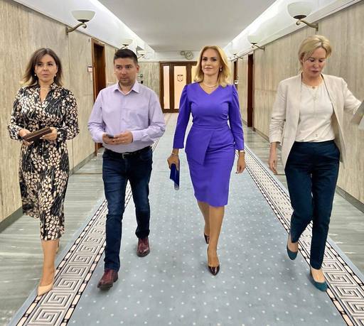Gabriela Firea: Mamele şi nou-născuţii din familii vulnerabile vor beneficia de un sprijin în valoare de 2.000 de lei pentru achiziţia de articole medicale şi de igienă, dar şi de consiliere parentală