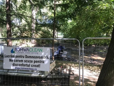 Nicuşor Dan: Intervenim în parcurile din Capitală pentru a ne bucura de spaţii verzi curate şi îngrijite. Curăţăm braţul lacului din Parcul Carol I, o zonă extrem de colmatată, care, în perioadele cu temperaturi ridicate, capătă un aspect neplăcut - FOTO