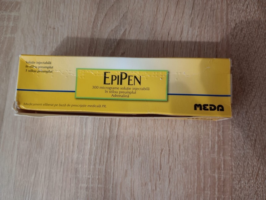 Părinţii copiilor alergici şi cu risc de şoc anafilactic trebuie să cumpere de la farmacie stilourile cu adrenalină, deşi există o lege care asigură gratuitate pentru aceste produse. Legea nu are însă şi norme de aplicare 