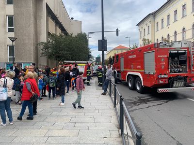 Colegiul Naţional ”George Coşbuc” din Cluj-Napoca, evacuat după s-a declanşat o alarmă de incendiu / Senzorul a detectat fumul de la lucrări de reparaţii  