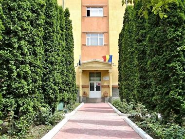 Anchetă la un liceu ieşean după ce mai mulţi elevi s-au bătut într-o pauză în curtea unităţii şcolare
