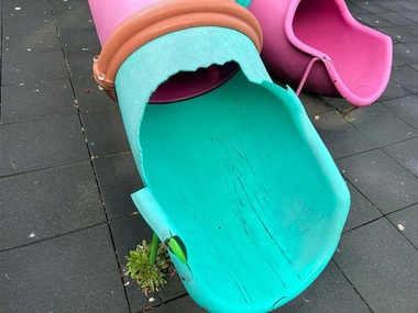 Bucureşti - ANPC a propus închiderea locurilor de joacă din 6 parcuri / Au fost găsite echipamente cu un grad de uzură ridicat, rupte, cu bucăţi lipsă, cu urme masive de rugină / Director general: A te duce cu copilul în parc a devenit o acţiune de curaj