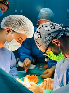 Bărbat care a suferit o amputaţie de mână în urma unui accident de muncă, operat timp de zece ore la Spitalul Târgu Mureş, pentru a-i fi replantată mâna
