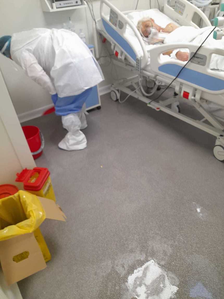 UPDATE - Inundaţie în Secţia ATI COVID a Spitalului judeţean Sibiu / În unele locuri, apa are 20 de centimetri / 6 pacienti  sunt internaţi / Precizările spitalului - FOTO / VIDEO
