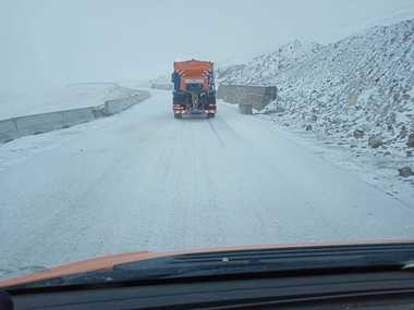 Circulaţia rutieră, închisă pe DN 67C - Transalpina, între Rânca şi Obârşia Lotrului, din cauza viscolului - FOTO, VIDEO
