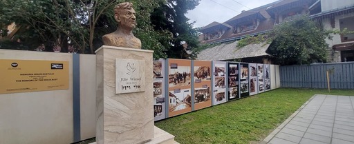 Institutul National pentru Studierea Holocaustului: La Sighetul Marmaţiei, Primăria a acordat titlul de cetăţean de onoare lui Petru Codrea, ultimul supravieţuitor al grupului membrilor Frăţiilor de Cruce, organizaţia de tineret a Mişcării Legionare 