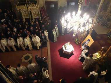 Autorităţile se aşteaptă ca peste 300.000 de persoane să participe la pelerinajul religios de la Iaşi. Racla cu sfintele moaşte va fi scoasă sâmbătă dimineaţă din catedrala ieşeană - FOTO