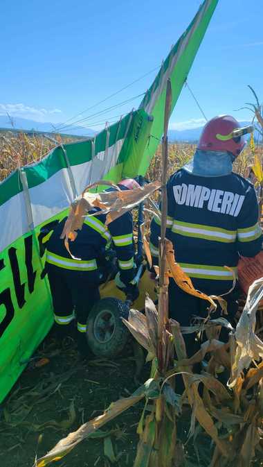 UPDATE Un motodeltaplan s-a prăbuşit în judeţul Sibiu / Doi pasageri, găsiţi conştienţi de către echipajele SMURD au suferit multiple răni la picioare / Ei vor fi transportaţi la spital - FOTO