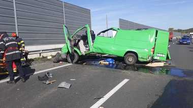 Hunedoara: Un bărbat a murit şi trei persoane, printre care un copil de 5 ani, au fost rănite în urma unui accident pe A1 / Un microbuz a lovit un parapet