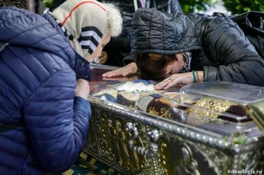 Pelerinajul religios de la Iaşi: 21.500 de persoane au trecut deja pe la raclă, iar la rând aşteaptă alţi 10.000 de credincioşi - FOTO